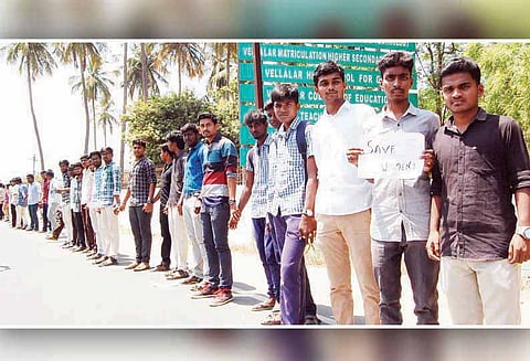 ஈரோட்டில், மாணவ-மாணவிகள் மனிதசங்கிலி போராட்டம் - பாலியல் வழக்கில் கைதான 4 பேரின் உருவப்படங்களை எரித்தனர்