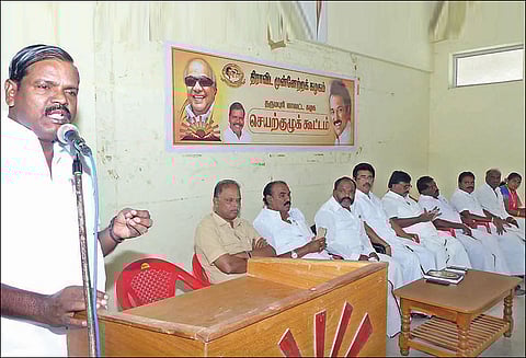 தி.மு.க. வேட்பாளர்களை வெற்றி பெற செய்ய வேண்டும் தர்மபுரியில் நடந்த செயற்குழு கூட்டத்தில் தீர்மானம்