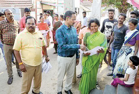 வாக்களிக்க வலியுறுத்தி கிருஷ்ணகிரியில் வீடு, வீடாக சென்று துண்டு பிரசுரம் வழங்கிய கலெக்டர்