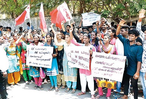 பொள்ளாச்சி விவகாரத்தை கண்டித்து மறியல், சமூக அமைப்புகளை சேர்ந்த 85 பேர் கைது