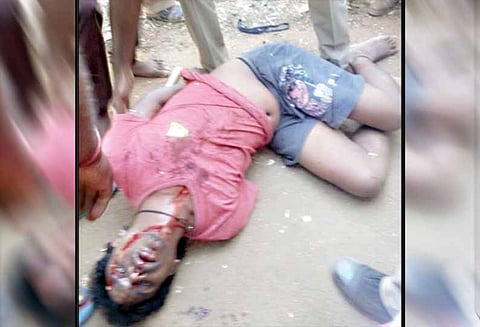 செம்பட்டி அருகே, தொழிலாளியிடம் ரூ.1,500 பறித்த வாலிபர்கள் - போலீசார் விரட்டி சென்று மடக்கி பிடித்தனர்