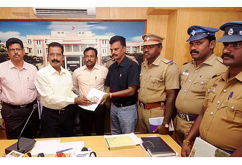 கரூர் அருகே உரிய ஆவணங்களின்றி காரில் எடுத்து செல்லப்பட்ட ரூ.1½ லட்சம் பறிமுதல் பறக்கும் படையினர் நடவடிக்கை