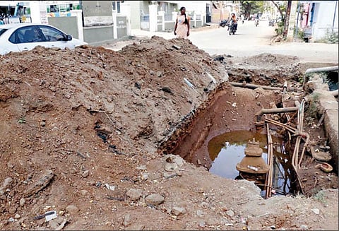 குழாயில் ஏற்பட்ட நீர்க்கசிவு சரிசெய்யப்படாததால் இரவில் வீணாக சாலையில் வெளியேறும் குடிநீர் பொதுமக்கள் புகார்