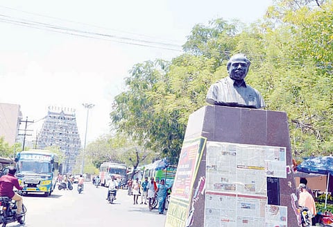 கரூரில் கம்பீரமாக காட்சியளிக்கும் தலைவர்களின் சிலைகள் தேர்தல் விதியில் மாற்றமா? என அரசியல் கட்சியினர் குழப்பம்