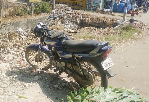 அந்தியூர் தவுட்டுப்பாளையத்தில் 4 நாட்களாக கேட்பாரின்றி நின்ற மோட்டார்சைக்கிள்