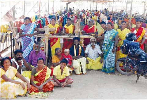பண்ணாரி அம்மன் கோவிலில் குண்டம் இறங்குவதற்காக இடம் பிடித்து காத்திருக்கும் பக்தர்கள்