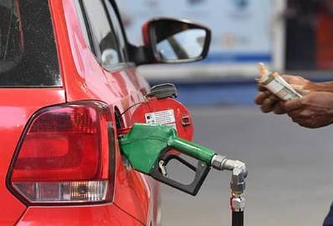 பெட்ரோல் விலை லிட்டருக்கு 9 காசுகள் உயர்வு, டீசல் விலை குறைப்பு
