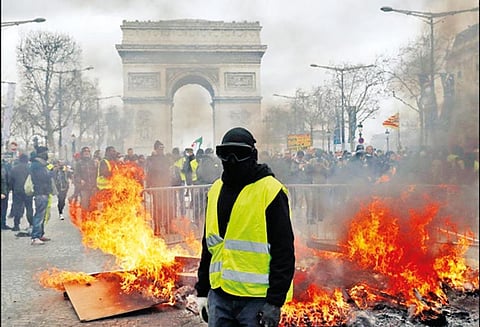 மஞ்சள் அங்கி போராட்டத்தில் வன்முறை: பாரீஸ் நகரில் கடைகளுக்கு தீவைப்பு - போலீஸ் தடியடி