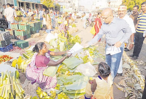 வாக்களிப்பதன் அவசியத்தை வலியுறுத்தி கரூர் உழவர் சந்தையில் துண்டு பிரசுரம் வினியோகம்