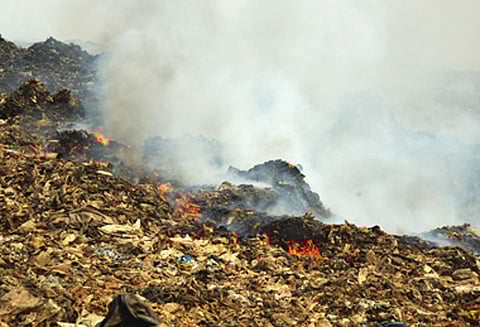 வல்லக்கோட்டை ஊராட்சியில் தேங்கி கிடக்கும் குப்பைகளை எரிப்பதால் பொதுமக்கள் அவதி