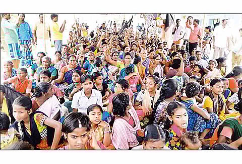 ஆக்கிரமிப்புகளை அகற்றக்கோரி கருப்பு கொடி ஏந்தி கிராம மக்கள் போராட்டம் - கள்ளக்குறிச்சி அருகே பரபரப்பு