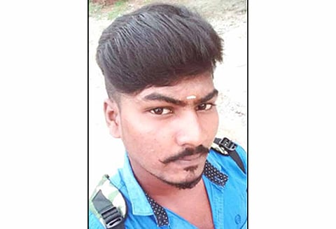 தென்னை மரத்தில் இருந்து தவறி விழுந்து சட்டக்கல்லூரி மாணவர் பலி - தேங்காய் பறிக்க ஏறியபோது பரிதாபம்