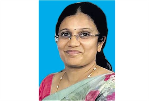 இடைத்தேர்தல் அறிவிக்கப்பட்டுள்ள 18 தொகுதிகளுக்கு அ.தி.மு.க. வேட்பாளர்கள் அறிவிப்பு முன்னாள் அமைச்சர் பாலகிருஷ்ணா ரெட்டி மனைவிக்கு வாய்ப்பு