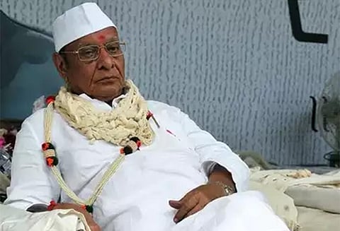 குஜராத்தில் முன்னாள் முதல்-மந்திரி வீட்டில் ரூ.5 லட்சம் நகை, பணம் திருட்டு