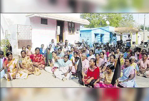 கயத்தாறு அருகே வீடுகளில் கருப்பு கொடி ஏற்றி கிராம மக்கள் போராட்டம் ‘அடிப்படை வசதிகள் செய்யாவிட்டால் தேர்தலை புறக்கணிப்போம்’