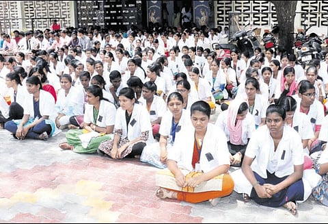 பொள்ளாச்சி சம்பவத்தை கண்டித்து சித்த மருத்துவ கல்லூரி மாணவர்கள் தர்ணா போராட்டம்