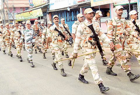 திருச்சி நாடாளுமன்ற தேர்தல்: அச்சமின்றி வாக்களிக்கும் வகையில் துணை ராணுவத்தினர் அணிவகுப்பு