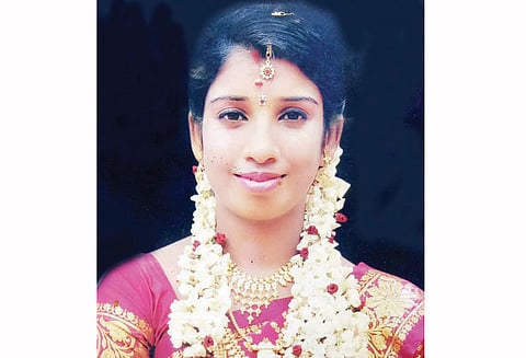 நாகர்கோவில் அருகே தூக்கில் இளம்பெண் பிணம் உதவி கலெக்டர் விசாரணை