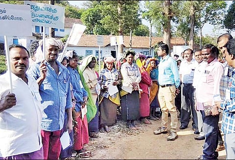 கூடலூர், பந்தலூரில் வாக்களிப்பதன் அவசியம் குறித்து தோட்ட தொழிலாளர்களுக்கு விழிப்புணர்வு