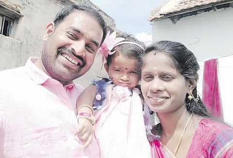 பாப்பிரெட்டிப்பட்டி அருகே காதல் திருமண தம்பதி விஷம்குடித்து தற்கொலை குழந்தைக்கு தீவிர சிகிச்சை