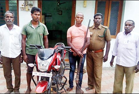 சாத்தனூர் அருகே வனவிலங்குகளை வேட்டையாட சென்ற 2 வாலிபர்கள் கைது - நாட்டுத் துப்பாக்கி பறிமுதல்