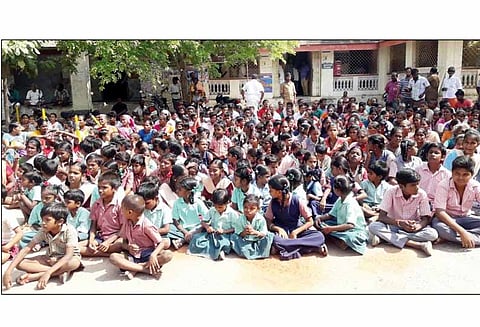 சாதிச்சான்றிதழ் வழங்க கோரி தாலுகா அலுவலகத்தை பெற்றோருடன் மாணவர்கள் முற்றுகை - கள்ளக்குறிச்சியில் பரபரப்பு