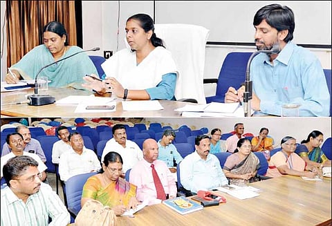 மாணவ, மாணவிகளிடம் விழிப்புணர்வு ஏற்படுத்த கல்லூரி முதல்வர்களுடன் ஆலோசனை கூட்டம்