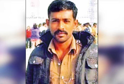 ஐகோர்ட்டு நீதிபதி வீட்டில் துப்பாக்கியால் சுட்டு போலீஸ்காரர் தற்கொலை முயற்சி