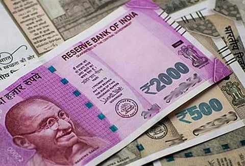 வேலூரில் கார்களில் கொண்டு சென்ற ரூ.1½ லட்சம் பறிமுதல்