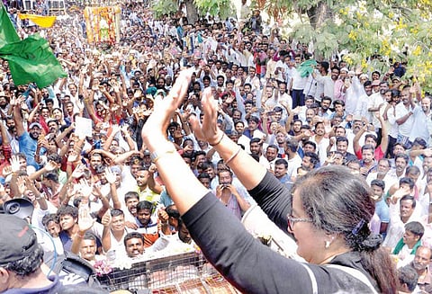 விவசாயிகளுக்காக மத்திய மந்திரி பதவியை ராஜினாமா செய்தவர் அம்பரீஷ் : சுமலதா ஆவேச பேச்சு