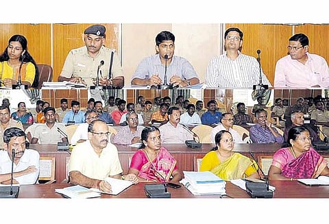 தூத்துக்குடியில், தேர்தல் செலவின பார்வையாளர்கள் கண்காணிப்பு குழுவினருடன் ஆலோசனை