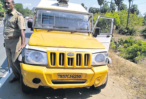 மதுராந்தகம் அருகே ஏ.டி.எம்.மில் நிரப்ப கொண்டு சென்ற ரூ.3 கோடி பறிமுதல் தேர்தல் அதிகாரிகள் நடவடிக்கை
