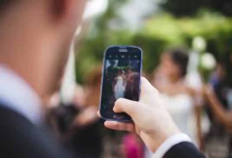 பொள்ளாச்சி அருகே பரபரப்பு, குடிபோதையில் பெண்களை செல்போனில் படம் பிடித்த ஆசாமிகள் - பொதுமக்கள் போலீசில் ஒப்படைத்தனர்