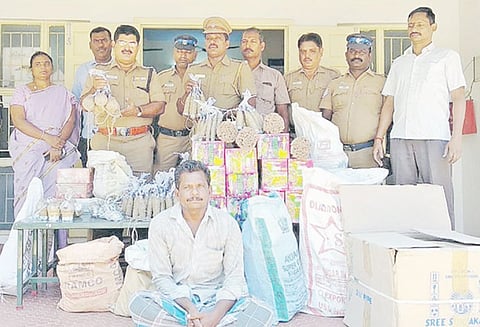 வீட்டில் பதுக்கி வைத்திருந்த பட்டாசுகள், நாட்டு வெடிகள் பறிமுதல் வியாபாரி கைது