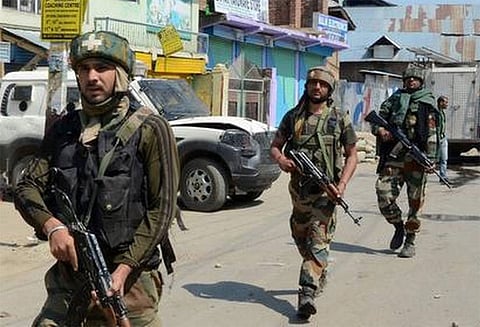 ஜம்மு காஷ்மீர்: என்கவுண்டரில் 3 பயங்கரவாதிகள் சுட்டுக்கொலை