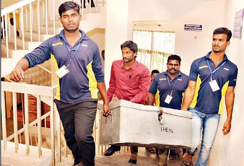 திருச்சியில் இருந்து உரிய ஆவணங்கள் இன்றி வங்கிக்கு எடுத்து வந்த ரூ.60 லட்சம் பறிமுதல்