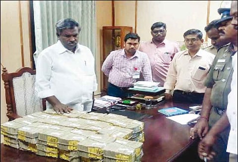 பண்ணாரி அம்மன் கோவில் உண்டியல் பணம் உள்பட ஈரோடு மாவட்டத்தில் 7 இடங்களில் ரூ.1½ கோடி பறிமுதல் தேர்தல் பறக்கும்படை அதிகாரிகள் அதிரடி சோதனை