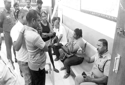 திருவண்ணாமலையில் மலேசிய சுற்றுலா பயணிகளிடம் இருந்து ரூ.3¾ லட்சம் பறிமுதல்