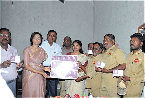 100 சதவீதம் வாக்குப்பதிவிற்காக தேர்தல் விழிப்புணர்வு தபால் அட்டை வெளியீடு