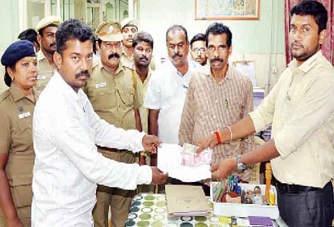 திருப்பூர் அருகே காரில் சென்ற செங்கல் விற்பனை புரோக்கரிடம் ரூ.72ஆயிரம் பறிமுதல் நிலை கண்காணிப்புக்குழு நடவடிக்கை