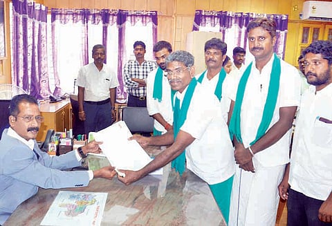 கரும்புகளுடன் டிராக்டரில் ஊர்வலமாக வந்து நாம் தமிழர் கட்சி வேட்பாளர் மனுதாக்கல்