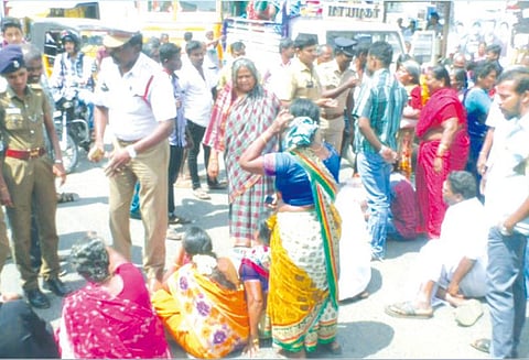 மணப்பாறையில் குடிநீர் கேட்டு காலிக்குடங்களுடன் பொதுமக்கள் சாலை மறியல் அதிகாரிகளுடன் வாக்குவாதம்
