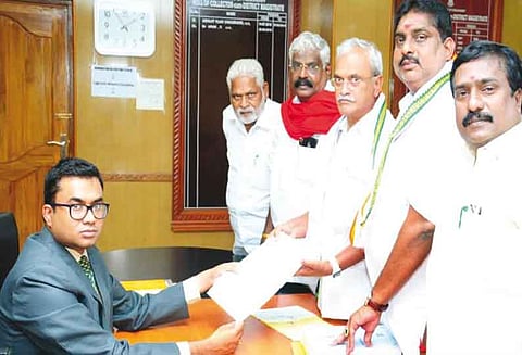 புதுச்சேரி நாடாளுமன்ற தொகுதி என்.ஆர். காங்கிரஸ் வேட்பாளர் நாராயணசாமி வேட்புமனு தாக்கல் காங்கிரஸ் சார்பில் வைத்திலிங்கம் போட்டி