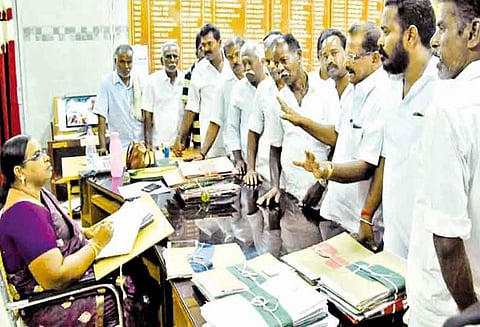இழப்பீட்டு தொகையை உடனடியாக வழங்க கோரி கோட்டாட்சியரை முற்றுகையிட்ட விவசாயிகள்