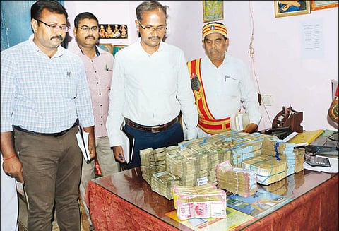 தஞ்சை மாவட்டத்தில், ஒரே நாளில் உரிய ஆவணம் இன்றி கொண்டு செல்லப்பட்ட ரூ.1½ கோடி பறிமுதல்