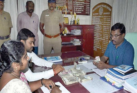 உரிய ஆவணங்கள் இல்லாமல் கொண்டு சென்ற ரூ.5 லட்சத்து 55 ஆயிரம் பறிமுதல் பறக்கும்படை அதிகாரிகள் நடவடிக்கை