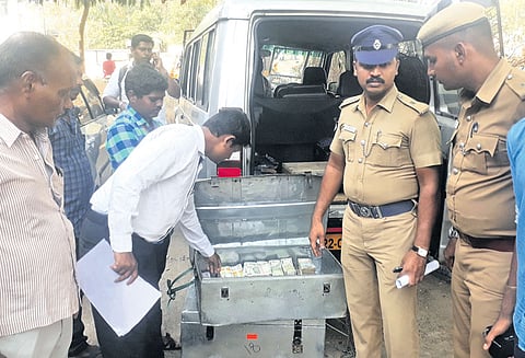 ஆவணங்கள் இன்றி கொண்டு சென்ற டாஸ்மாக் பணம் ரூ.55 லட்சம் பறிமுதல் ஏ.டி.எம்.மில் நிரப்ப கொண்டு சென்ற ரூ.50 லட்சமும் சிக்கியது