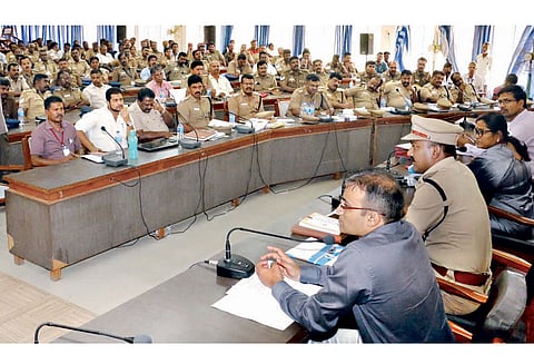 கூடுதலாக 21 நிலையான கண்காணிப்பு குழுக்கள் அனைத்து வாகனங்களையும் சோதனை நடத்த உத்தரவு