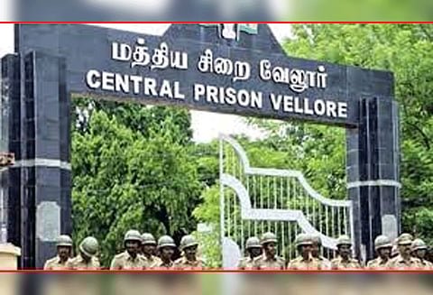 வேலூரில் ஜெயிலில் சோதனை செய்ய சென்ற காவலர்களிடம் கைதிகள் ரகளை ‘டியூப் லைட்’கள் உடைப்பு