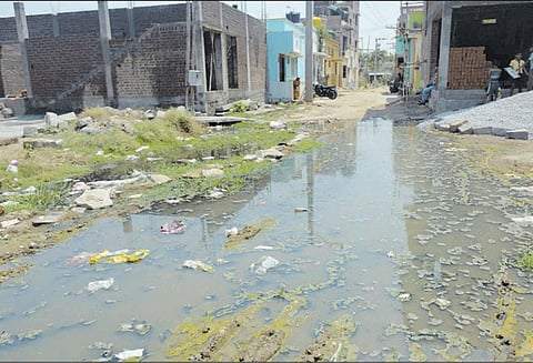 கிருஷ்ணகிரி பழையபேட்டையில் சாலையில் தேங்கி இருக்கும் கழிவுநீரால் பொதுமக்கள் அவதி